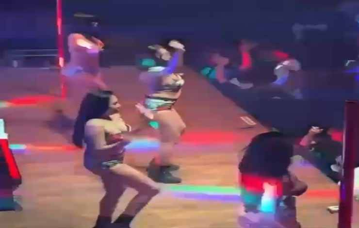 Penari Tiang Hiburan Malam di Kota Sampit Memakai Pakaian Vulgar