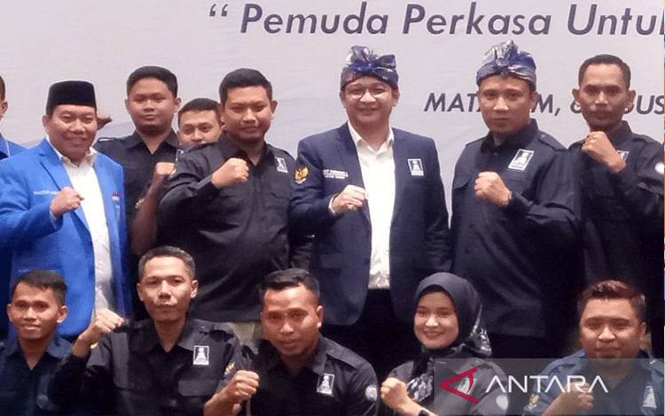 Ketua Barisan Muda Penegak Amanat Nasional (BM PAN) Sigit Purnomo atau Pasha Ungu (ketiga kanan) usai melantik pengurus BM PAN Nusa Tenggara Barat (NTB) di Kota Mataram, Minggu (6/8/2023). ANTARA/Nur Imansyah