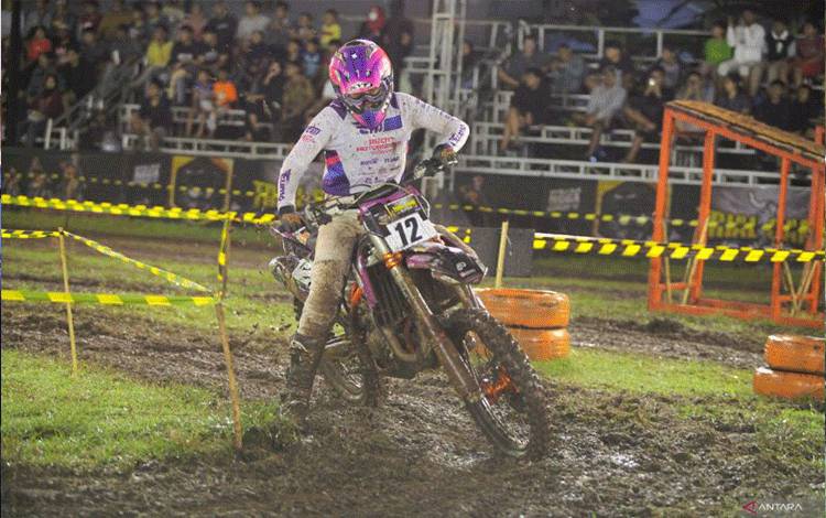 Pebalap cross Lantian Juan saat beraksi di Trial Game Dirt seri ketiga yang berlangsung di sirkuit NP. Lapangan Dukuhwaluh, Purwokerto, Jawa Tengah pada Juli lalu (06/08/2023). (ANTARA/HO-Trial Game Dirt)