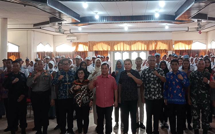 Bupati Kotawaringin Timur Halikinnor saat membuka pemusatan latihan Paskibraka, Minggu, 6 Agustus 2023.(FOTO: DEWIP)