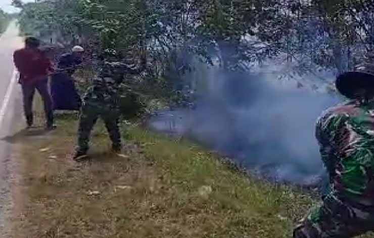 Kebakaran Lahan Tepi Jalan Trans Kalimantan Terjadi di Katingan
