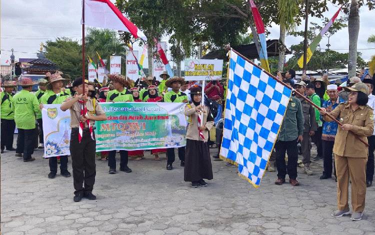 Wakil Bupati Gunung Mas lepas peserta Pawai Taaruf MTQ ke-16 tahun 2023 di Taman Kota Kuala Kurun, Senin, 7 Agustus 2023. (FOTO: DISKOMINFOSANTIK GUNUNG MAS)?