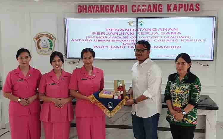 Bhayangkari Kapuas Kerja Sama dengan Koperasi Kenalkan Produk UMKM