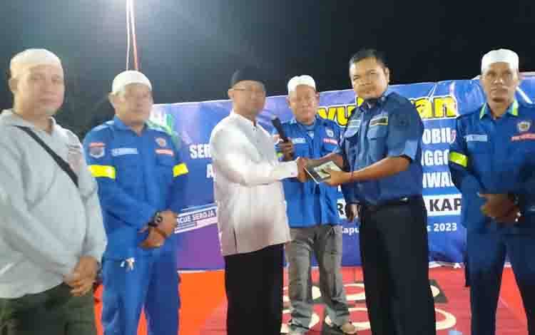 Anggota DPRD Kapuas, HM Rosihan Anwarsecara simbolis menyerahkan bantuan hibah kendaraan operasional. (FOTO: IST)