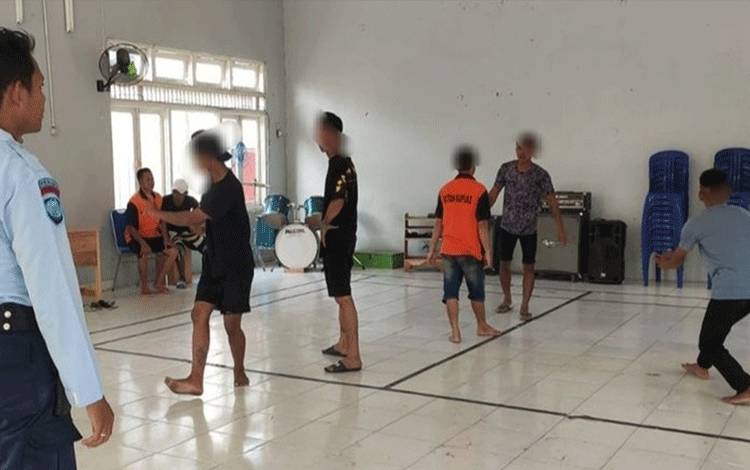 WBP Rutan Kapuas Berlatih Lawang Sakepeng Demi Lestarikan Tradisi Lokal