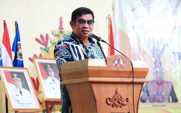 Kadis Kominfosantik Provinsi Kalteng Agus Siswadi saat menyampaikan sambutan Gubernur Kalteng pada Perayaan HPN Tahun 2023. (FOTO:DONIE)