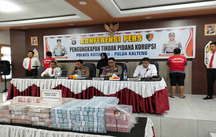 Polres Katingan saat menggelar press release tindak pidana korupsi dana bantuan peremajaan sawit (Foto : Pathur)