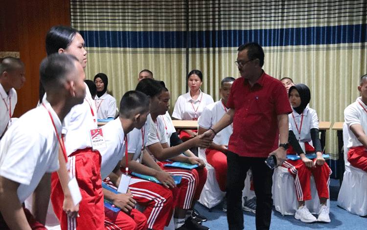 Sahli Gubernur Bidang Pemerintahan, Hukum, dan Politik Herson B Aden saat memberikan motivasi kepada calon paskibraka, Rabu, 09 Agustus 2023. (FOTO:ASEP)