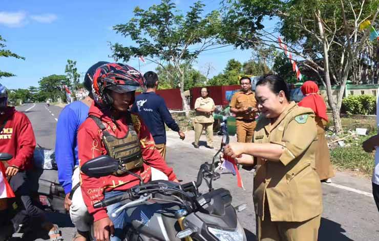 Distan Kapuas Bagikan Bendera ke Pengendara Sambut HUT RI