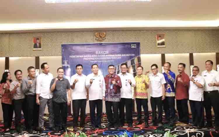 Foto bersama Rakor Penetapan Tarif Batas Atas dan Bawah Untuk Sektor Air Bersih Kalteng, di Palangka Raya, Rabu, 9 Agustus 2023. (FOTO: DONI)