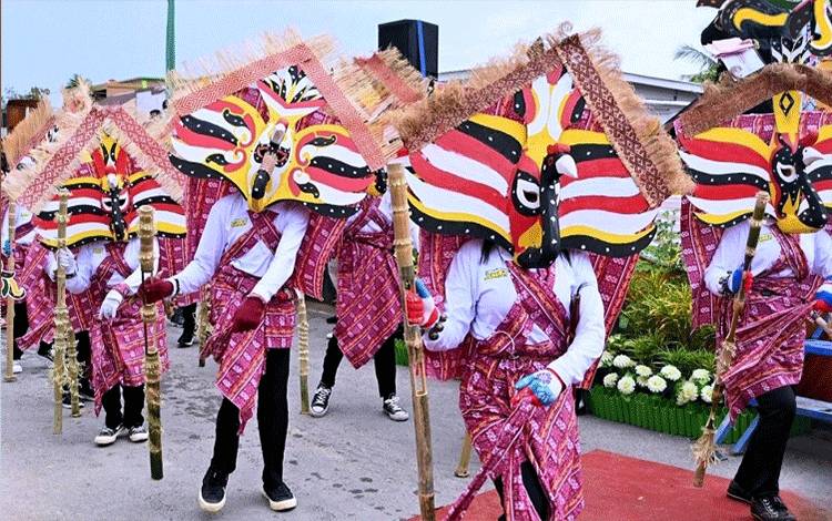 Sejumlah perwakilan kecamatan se-Kabupaten Lamandau tengah mengikuti Karnaval Babukung di Trans Lokal Nanga Bulik. (FOTO : HENDI NURFALAH)