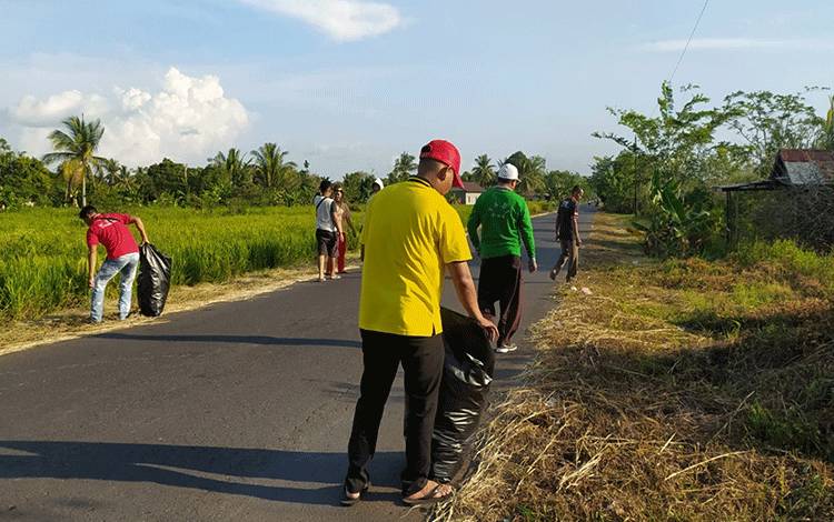 Kegiatan bersih-bersih di jalan lingkungan Desa Sei Asem, Kecamatan Kapuas Hilir. (FOTO: IST)