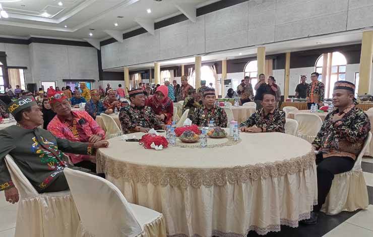 Wakil Gubernur Kalimantan Tengah Edy Pratowo saat beramah tamah dengan Bupati dan Wakil Bupati Barito Timur serta Ketua DPRD Barito Timur di GPU Mantawara Tamiang Layang, Kamis, 10 Agustus 2023. (FOTO: BOLE MALO)