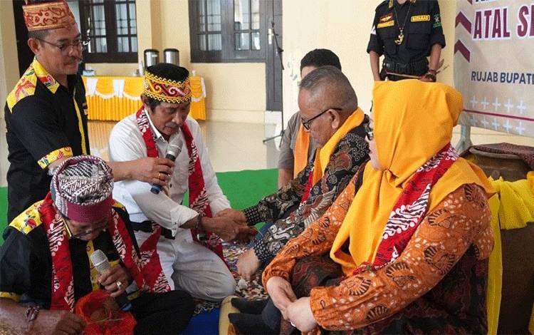 Ketua PWI Pusat Terima Gelar Adat Dayak Tomun