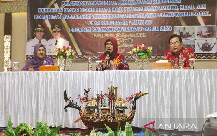 Kalteng Latih Komunitas Masyarakat Hutan Membuat Kerajinan Getah Nyatu