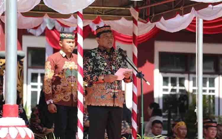 Wakil Gubernur Kalteng H. Edy Pratowo saat menjadi Inspektur Upacara Hari Jadi ke-21 Kabupaten Barito Timur. (FOTO: FERY/RIZALDI)
