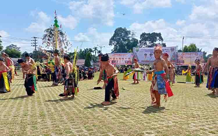 Sinopsis Tari Kolosal Namuan Gunung Perak Ditampilkan pada Peringatan Hari Jadi Barito Timur