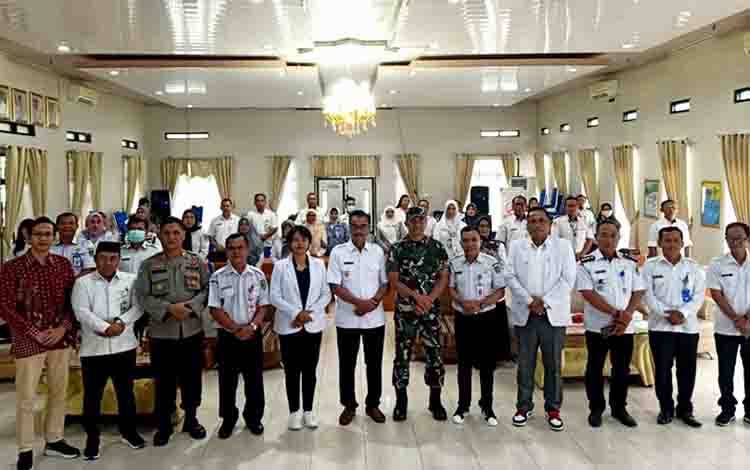 Para peserta Audit Stunting foto bersama Wakil Bupati Sugianto Panala Putra, Dandim 1013 Mtw, Letkol Inf Agus Salim Tuo, unsur FKPD dan undangan lainnya di aula Bappedalitbang. (FOTO: DHANI)