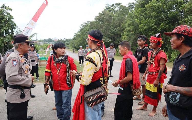 Puluhan Anggota TBBR Geruduk Kejari Lamandau