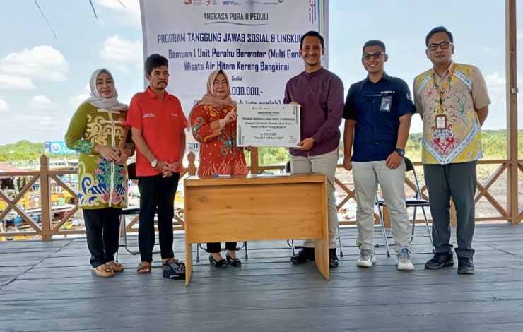 Pengelola Bandara Tjilik Riwut Bantu Perahu Objek Wisata Air Hitam