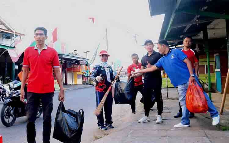 Kegiatan Gotong Rotong Pemberantasan Sarang Nyamuk (PSN) serentak di wilayah Kuala Pembuang dan sekitarnya. (FOTO: PROKOM SERUYAN)