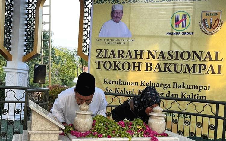 Sekda Kalteng Sempatkan Ziarah ke Makam H Lemen