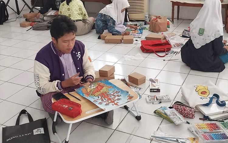 Peserta lomba melukis tingkat SMA Sederajat di UPT. Museum Balanga. (FOTO: IST)