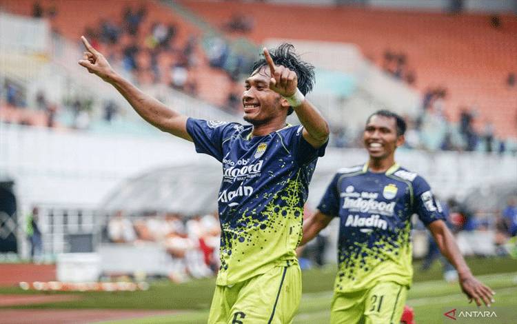 Pesepak bola Persib Bandung Robi Darwis (kiri) melakukan selebrasi setelah mencetak gol ke gawang Dewa United dalam pertandingan lanjutan BRI Liga 1 di Stadion Pakansari, Kabupaten Bogor, Jawa Barat, Senin (20/3/2023). Persib Bandung berhasil mengalahkan Dewa United dengan skor 2-1. ANTARA FOTO/Yulius Satria Wijaya/nym.