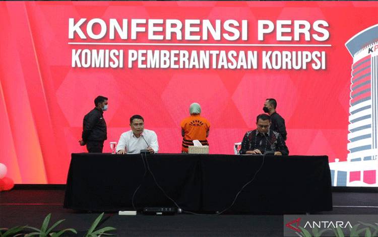 KPK tahan Kepala Badan Pengusahaan (BP) Kawasan Perdagangan Bebas (Free Trade Zone/FTZ) dan Pelabuhan Bebas Tanjungpinang Den Yealta (DY) pada Jumat (11/8/2023) malam. ANTARA/Fianda Sjofjan Rassat