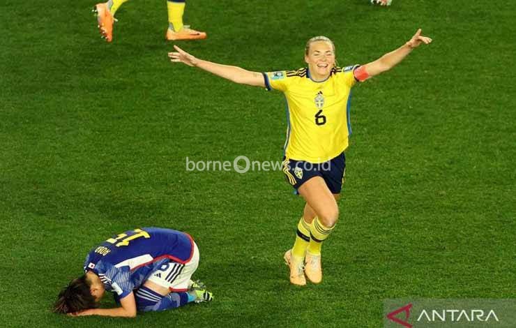 Pesepak bola wanita Swedia Magdalena Eriksson (kanan) berelebrasi di samping pemain Jepang Aoba Fujino yang bersedih usai pertandingan babak perempat final sepak bola Piala Dunia Wanita FIFA 2023 di Eden Park, Auckland Selandia Baru, Jumat (11/8/2023). Jepang tersingkir setelah dikalahkan Swedia dengan skor 1-2. ANTARA FOTO/Reuters/Hannah Mckay/nym