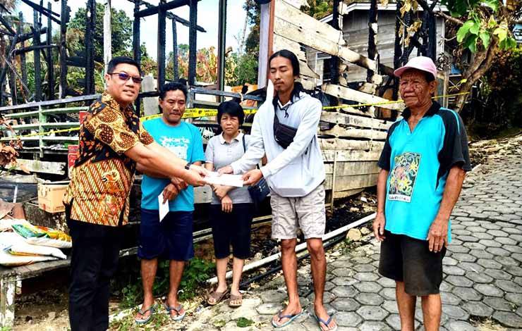 Ketua Komisi II DPRD Barito Utara Serahkan Bantuan kepada Korban Kebakaran