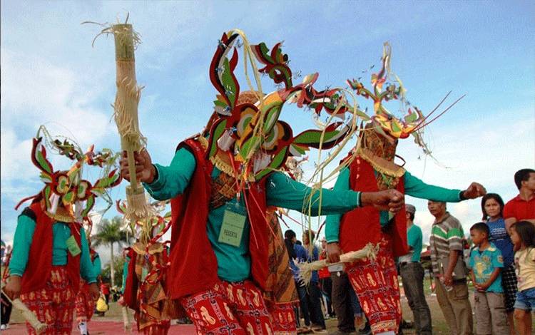 Sejumlah penari topeng Luha meriahkan acara Karnaval pada Festival Budaya Babukung. (FOTO: HENDI NURFALAH)