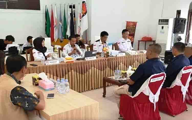 Sejumlah Komisoner KPU Kabupaten lamandau saat menghadiri acara penyerahan daftar Bacaleg dari partai politik peserta pemilu. (FOTO: HENDI NURFALAH)