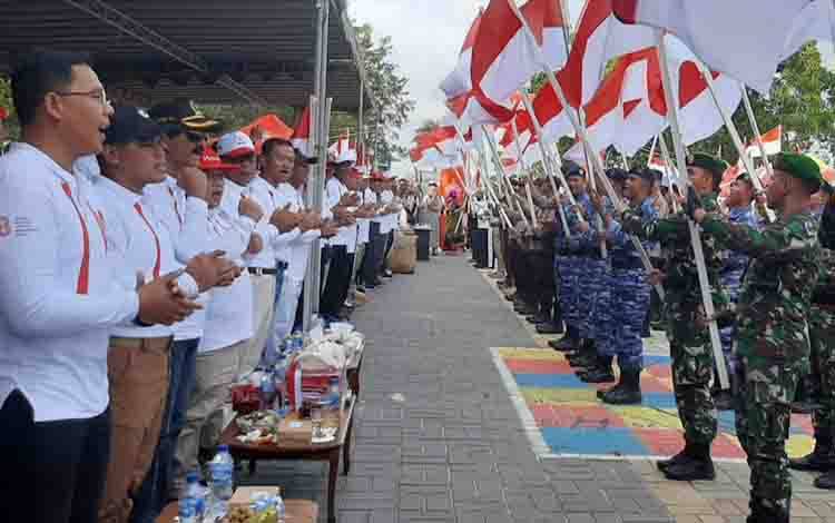 Jelang HUT ke-78 RI, Pemkab Kobar Sukseskan Gerakan Pembagian 10 Juta Bendera Merah Putih