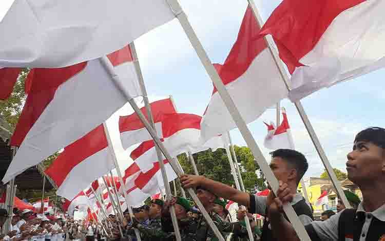 Bendera Merah Putih saat dikibarkan dalam Festival Merah Putih Gerakan Pembagian 10 Juta Bendera Merah Putih di Taman Kota Pangkalan Bun, Minggu, 13 Agustus 2023. (FOTO: NURITA)