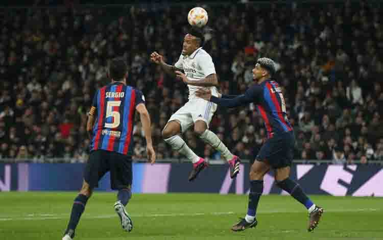Pesepak bola Real Madrid Eder Militao (tengah) berebut bola dengan pesepak bola Barcelona Ronald Araujo (kanan) dalam laga leg pertama semi final Copa del Rey, di Stadion Santiago Bernabeu, Madrid, Spanyol, Selasa (2/3/2023), Barceloma berhasil mengalahkan Real Madrid 1-0 lewat gol bunuh diri yang dialkukan Eder Militao. ANTARA FOTO/Reuters-Isabel Infantes/hp.