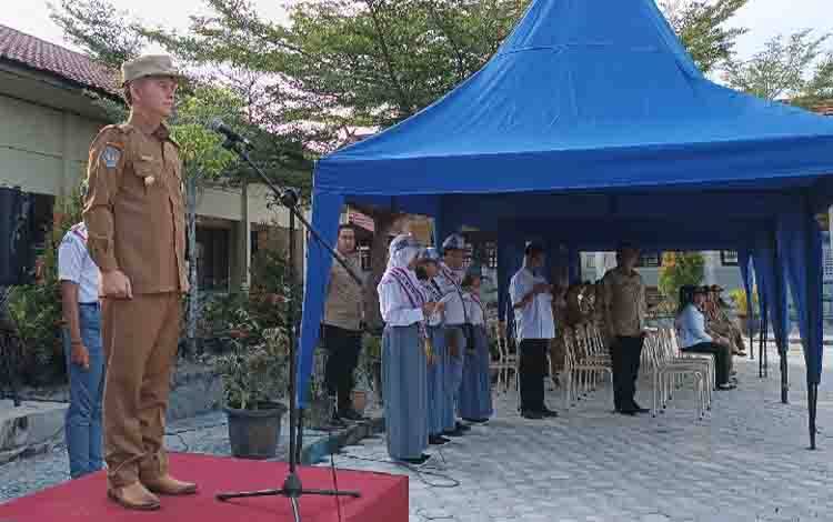 Bupati Gunung Mas Jadi Pembina Upacara Kebangsaan di SMAN 1 Kurun