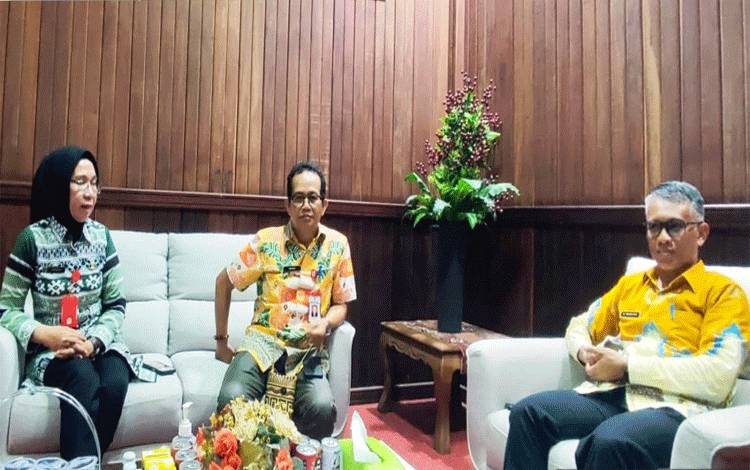 Kepala Dinkes Lamandau Rosmawati melakukan audiensi dengan Sekda Lamandau Muhamad Irwansyah sebelum melepas Tim Enumerator. (FOTO : HENDI NURFALAH)