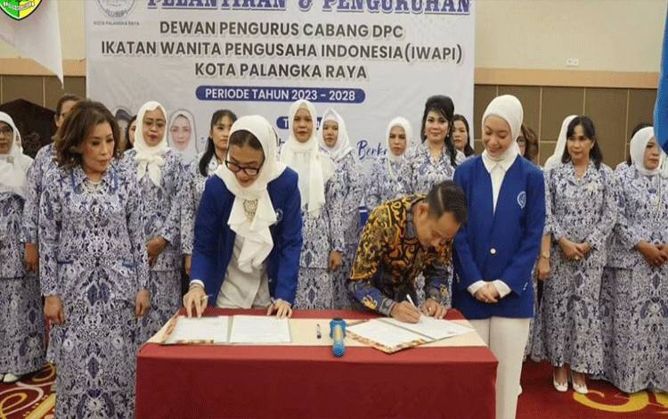 Wali Kota Palangka Raya, Fairid Naparin saat melantik DPC IWAPI 2023-2028. (FOTO: HUMAS)