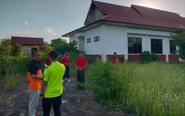 Kepala DLHK Seruyan Cek Bangunan Untuk Laboratorium Lingkungan