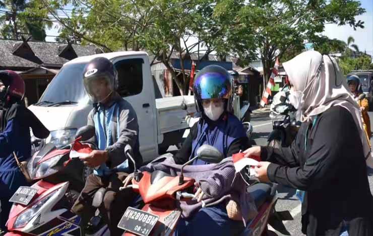 Sambut HUT ke-78 RI, Dinas Kominfo Kapuas Bagi Bagi Bendera ke Pengendara