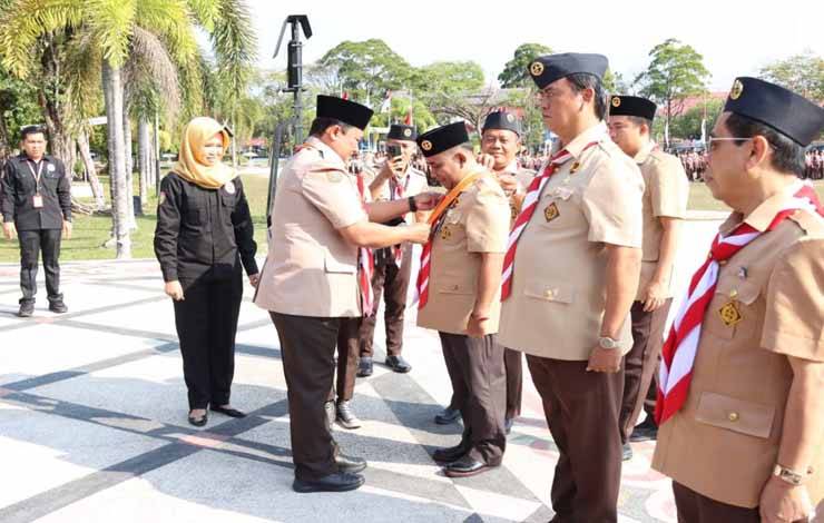Penyerahan penghargaan saat rangkaian upacara hari pramuka di Palangka Raya, Senin, 14 Agustus 2023. (FOTO: ASEP)