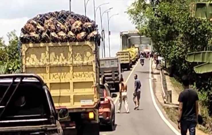 2 Kendaraan Besar Berselisih di Jembatan Bejarum Membuat Kemacetan Panjang