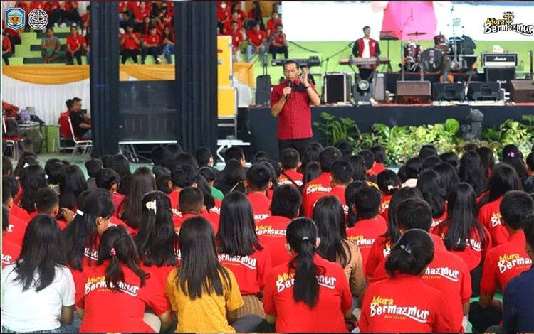 Bupati Perdie M Yoseph saat berdialog dengan peserta Mura Bermazmur.