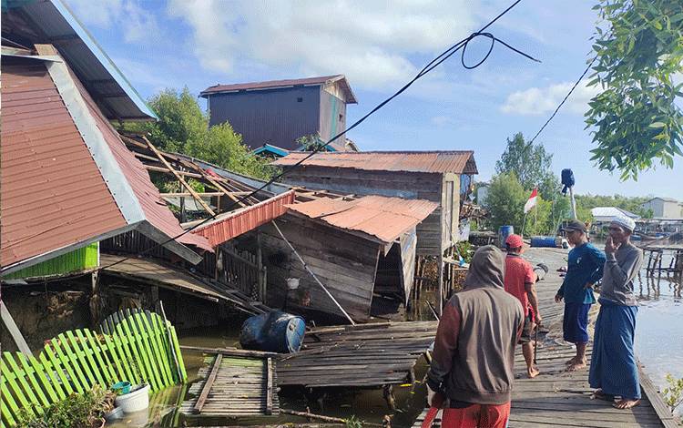 Abrasi di Desa Sei Bakau Pulang Pisau Sebabkan Dua Rumah dan Fasilitas Umum Rusak Parah