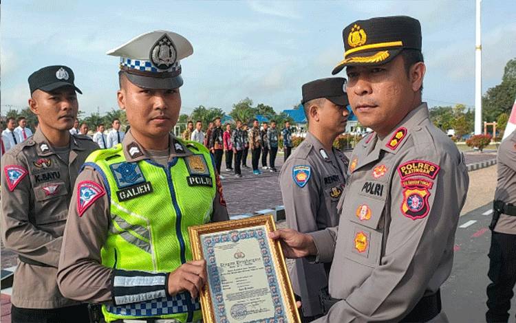 Dinilai Berdedikasi Tinggi, Anggota Satlantas Polres Katingan Dapat Penghargaan