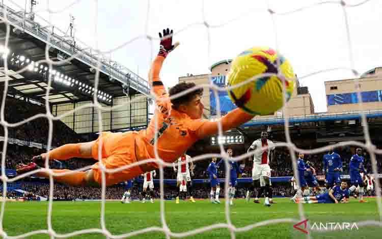 Kiper Chelsea Kepa Arrizabalaga gagal menahan tendangan bebas dari pemain Southampton James Ward-Prowse dalam laga lanjutan Liga Inggris di Stamford Bridge, London, Inggris, Sabtu (18/2/2023). Chelsea kalah 0-1 oleh gol tunggal James Ward-Prowse. ANTARA FOTO/REUTERS/David Klein/foc.