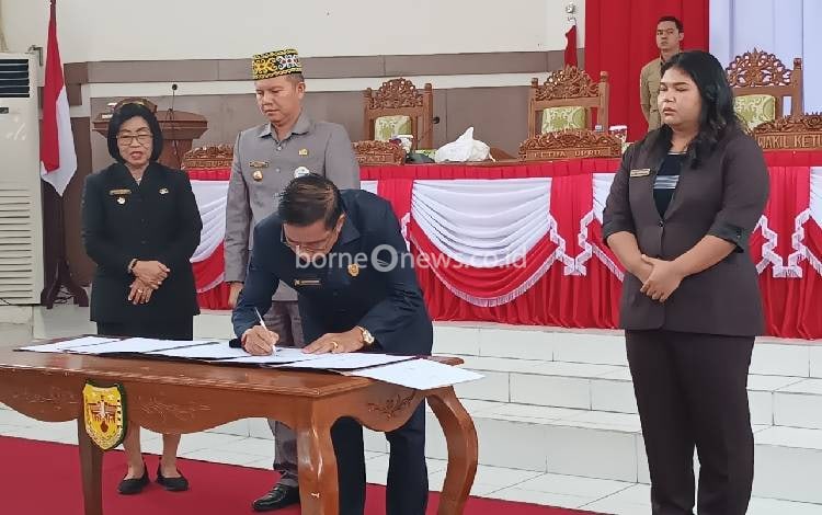 Ketua DPRD Gunung Mas Akerman Sahidar saat menandatangani kesepakatan bersama dengan Kepala Daerah Gunung Mas terhadap rancangan perubahan KUA-PPAS TA 2023 dan rancangan KUA dan PPAS TA 2024, Selasa, 15 Agustus 2023