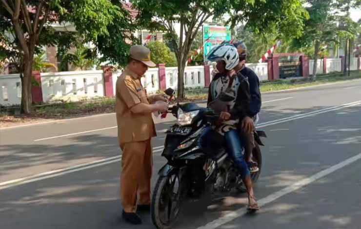 Bagikan Bendera ke Pengendara, Ini Harapan Plt Kepala Dinas Dukcapil Kapuas