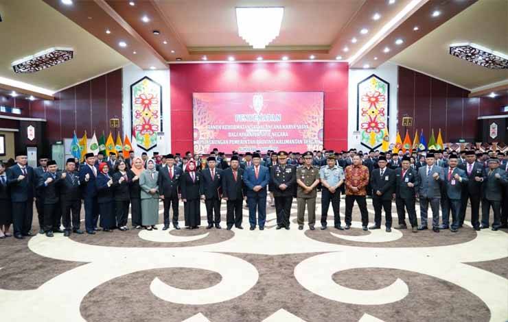 Foto bersama dalam event penyerahan Satyalancana Karya Satya lingkup Pemprov Kalteng di Aula Jayang Tingang, Selasa, 15 Agustus 2023. (FOTO:TOMY/DEDE)